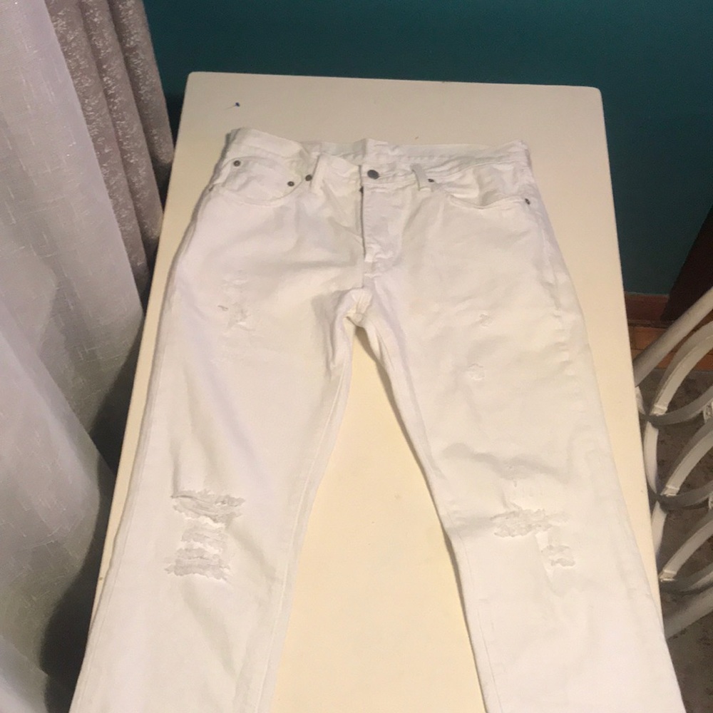 Levi’s White Distressed Mom Style straightleg jean